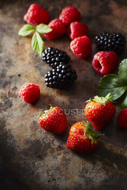 Frambuesas con fresas y moras - foto de stock