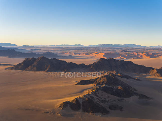 Африка, Намібії, Hardap, Гаммерштейна, заповідник Kulala пустелі, Tsaris гори, Sossusvlei обл., Namib в пустелі на заході сонця — стокове фото
