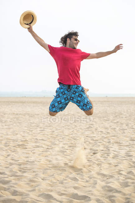 Spagna, Cadice, El Puerto de Santa Maria, L'uomo che salta sulla spiaggia — Foto stock