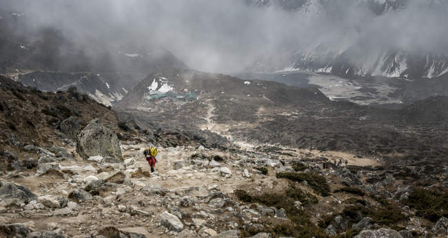 Nepal, Himalaya, Khumbu, Dughla, trasportatore di sentieri escursionistici — Foto stock