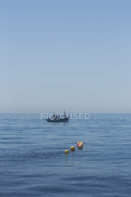 Espanha, Estreito de Gibraltar, Barco de pesca e bóias — Fotografia de Stock