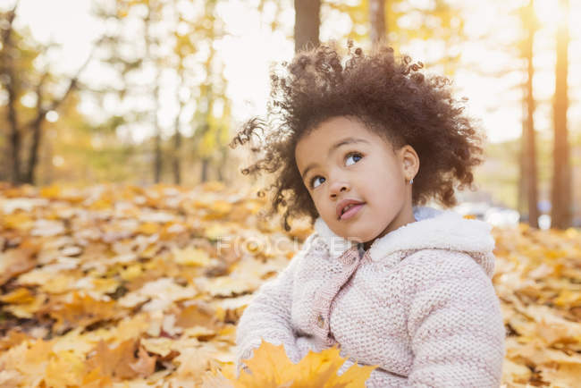 Bambina che gioca nel parco autunnale — Foto stock