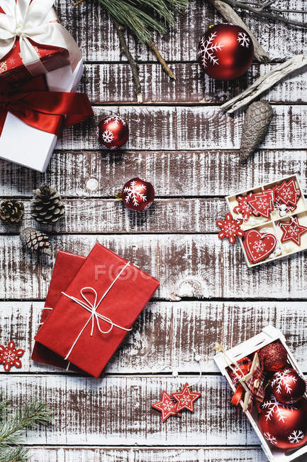 Regalos rojos de Navidad y decoración navideña - foto de stock