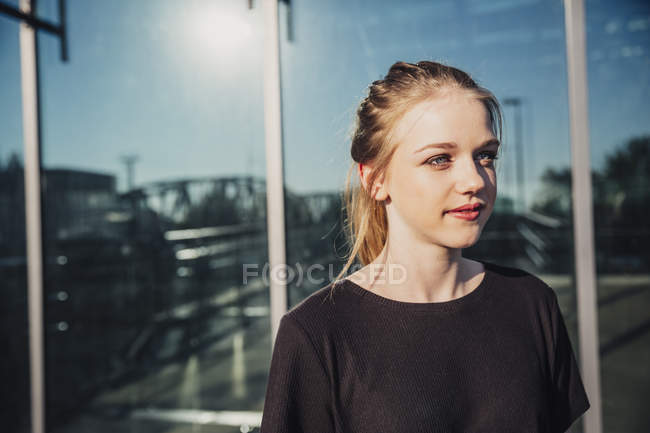 Portrait  of Smiling teenage girl outdoors — Stock Photo