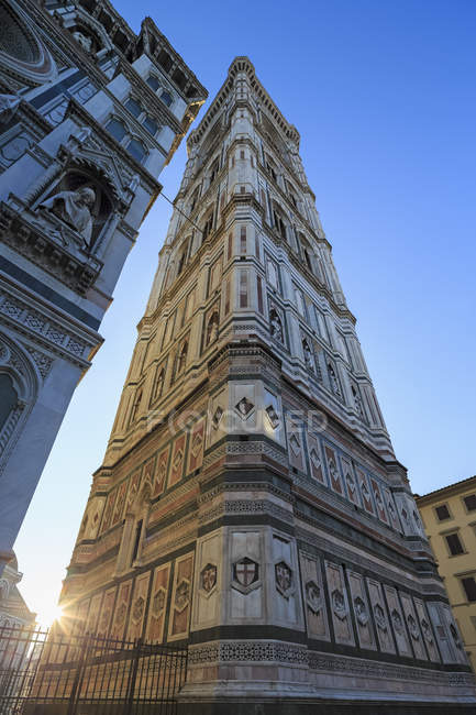 Italie, Florence, partie de la façade de la basilique Santa Maria del Fiore et Campanile di Giotto — Photo de stock