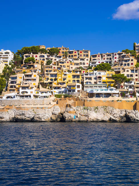 Vista do complexo de apartamentos em Cala Fornells durante o dia, Maiorca, Espanha — Fotografia de Stock