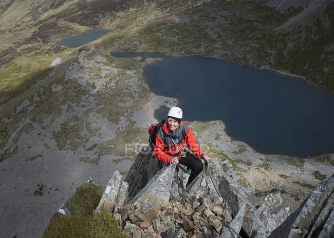 Regno Unito, Galles, Cadair Idris, Cyfrwy Arete, donna sorridente sulla cima della roccia — Foto stock