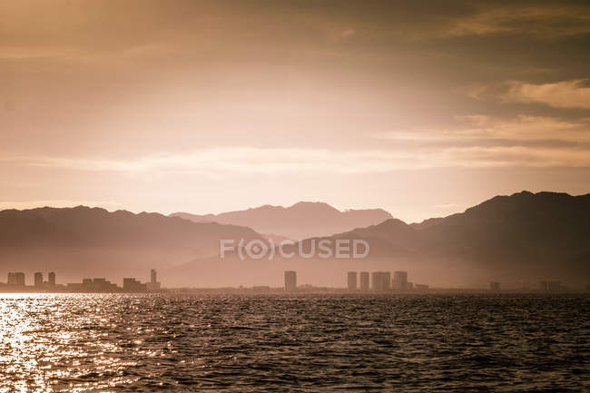 Мексика, Пуэрто-Вальярта, береговая линия с гостиничной зоной и горами Сьерра-Мадре на заднем плане — стоковое фото