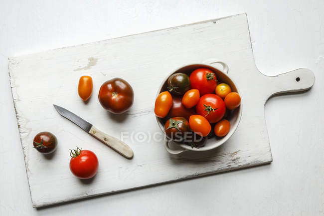 Colorful fresh tomatoes in bowl — Stock Photo