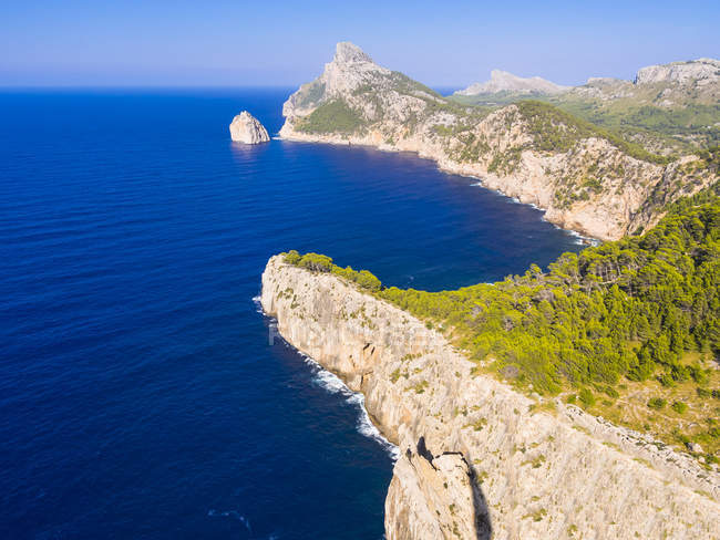 Spagna, Maiorca, vicino a Cap Formentor, costa rocciosa durante il giorno — Foto stock