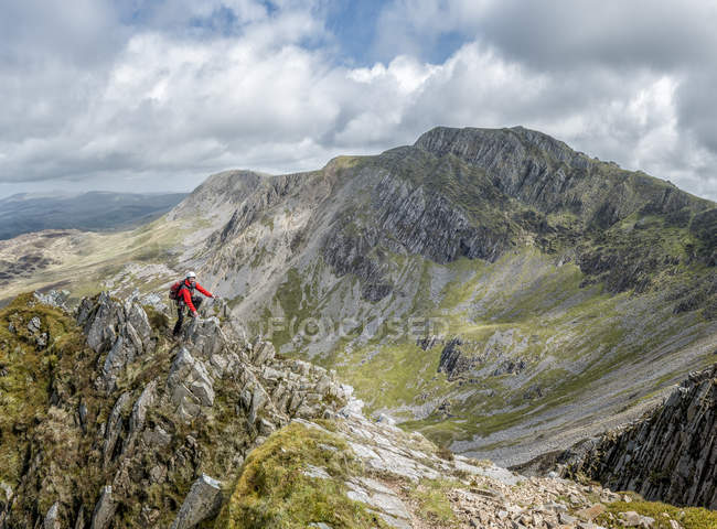 Royaume-Uni, Pays de Galles, Cadair Idris, Cyfrwy Arete, femme escalade — Photo de stock