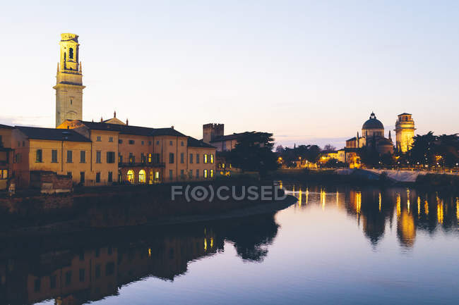 Italy, Verona at night in winter and view of lake — Stock Photo