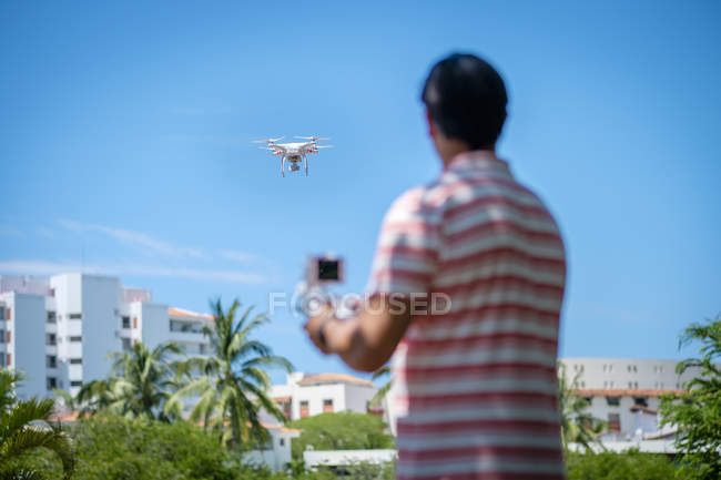 Uomo che vola drone nel parco — Foto stock