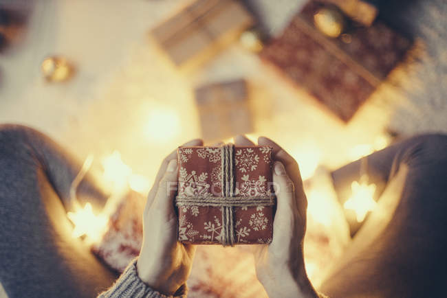 Mãos de mulher segurando presente de Natal — Fotografia de Stock