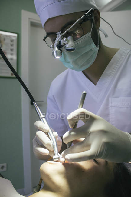 Gros plan du dentiste traitant le patient à la clinique — Photo de stock