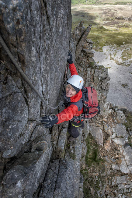 Royaume-Uni, Pays de Galles, Cadair Idris, Cyfrwy Arete, femme escalade — Photo de stock