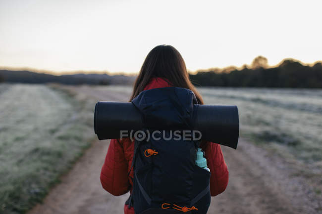 Back view of  female hiker on field path — Stock Photo