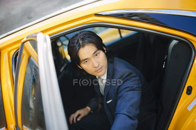 Портрет бізнесмена, що заходить на таксі — стокове фото