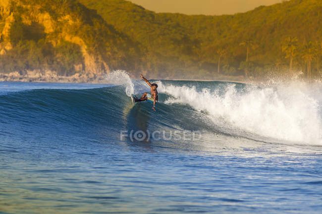 Indonesia, Lombok, surfista nell'oceano — Foto stock