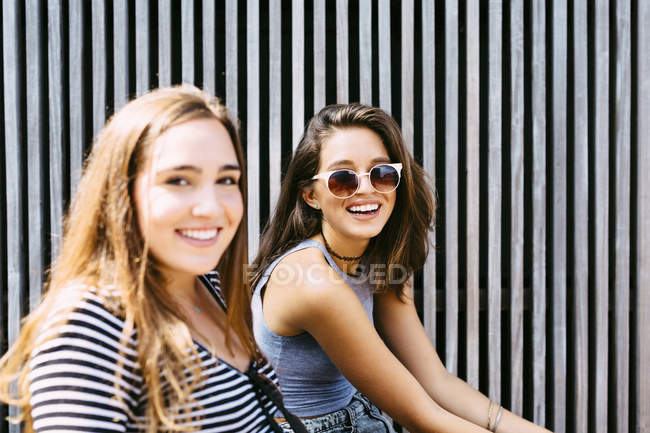 Ritratto di due giovani donne felici all'aperto — Foto stock