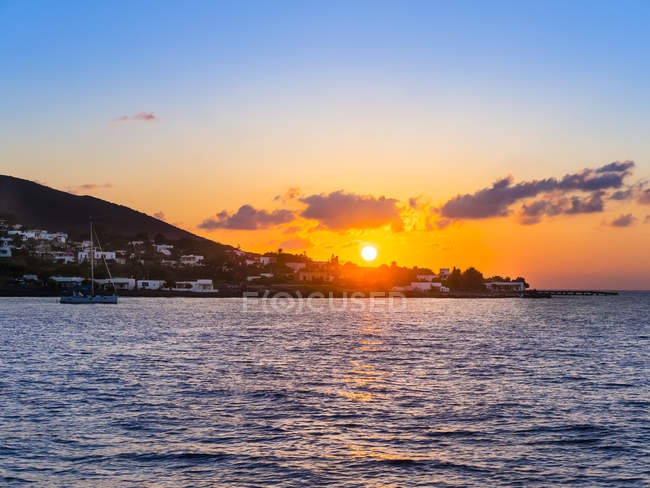 Italia, Sicilia, Isole Eolie, Veduta dell'Isola Stromboli al tramonto — Foto stock