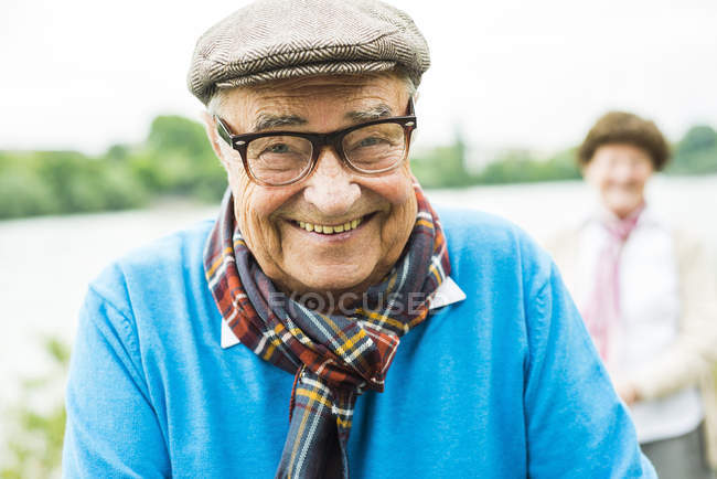 Homem idoso com óculos e boné — Fotografia de Stock