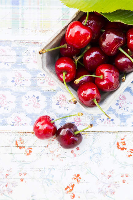 Cerises biologiques dans un bol — Photo de stock