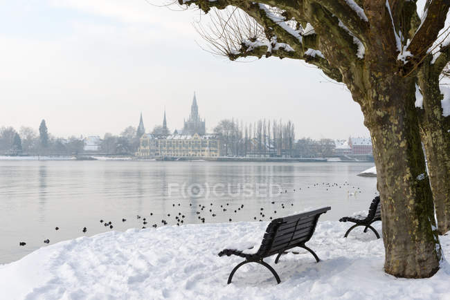 Germania, Baden-Wuerttemberg, Costanza, Lago di Costanza, Veduta del minster Inselhotel e Costanza in inverno — Foto stock