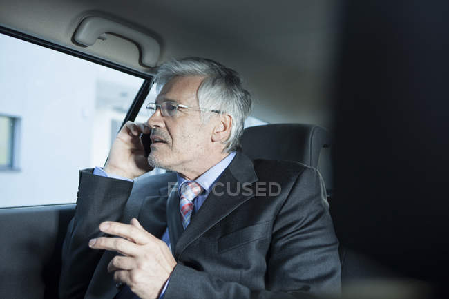 Ritratto di Businessman che telefona in auto — Foto stock