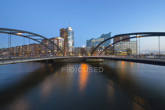 Allemagne, Hambourg, Kehrwiederspitze et Niederbaum bridge — Photo de stock