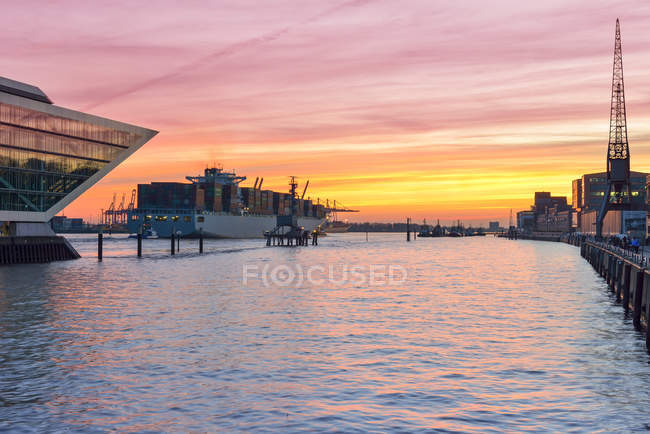 Bâtiment de conteneurs et Dockland au coucher du soleil, Hambourg, Allemagne — Photo de stock