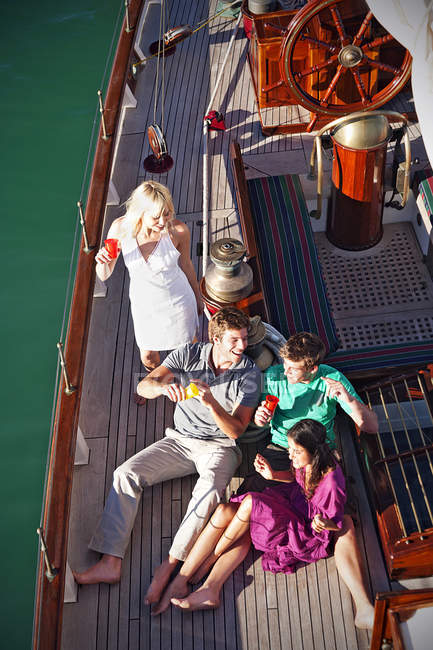 Amici sul ponte di una nave a vela — Foto stock