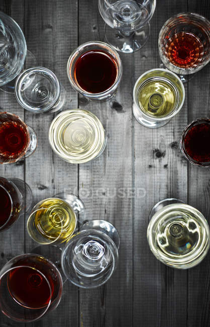 Glasses of red and white wine on wood — Stock Photo