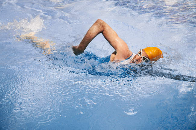 Maturo maschio caucasico triathlet nuotare in una piscina — Foto stock