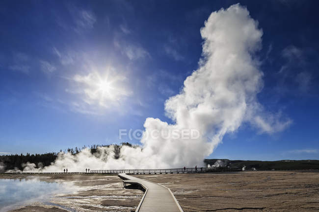 USA, Stati Uniti d'America, Wyoming, Montana, Idaho, Yellowstone National Park, turisti in passerella prima del Grand Prismatic Spring — Foto stock