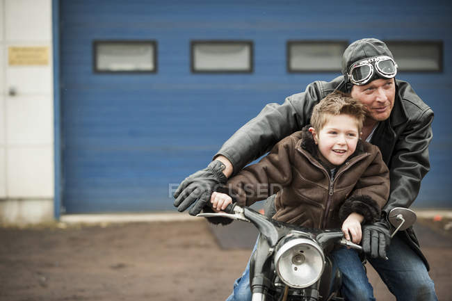 Padre e hijo conduciendo ciclomotor vintage — aventura, imaginación - Stock  Photo | #178841592