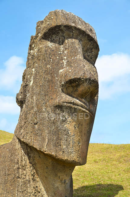 Chile, Isla de Pascua, Cabeza de piedra Moai en cantera Rano Raraku, Parque Nacional Rapa Nui - foto de stock