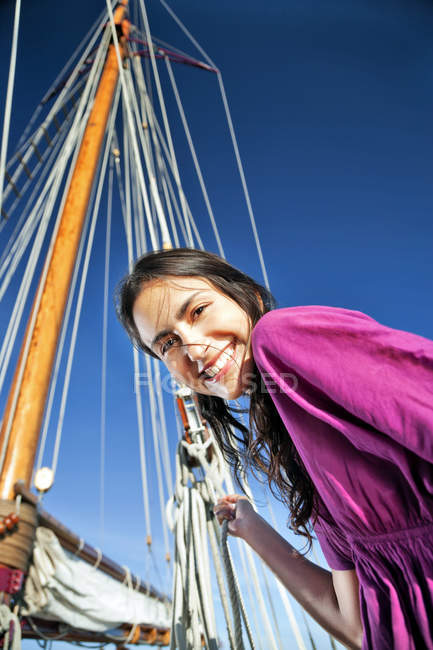 Brune souriante jeune femme sur un voilier — Photo de stock