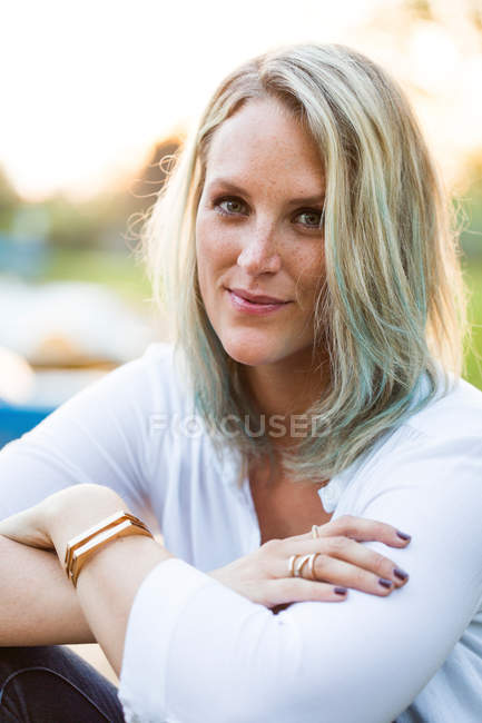 Porträt einer blonden Frau mit grün gefärbten Haarsträhnen — Stockfoto