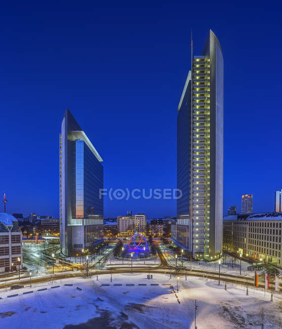 Alemania, Frankfurt, Platz der Einheit iluminado a la hora azul - foto de stock