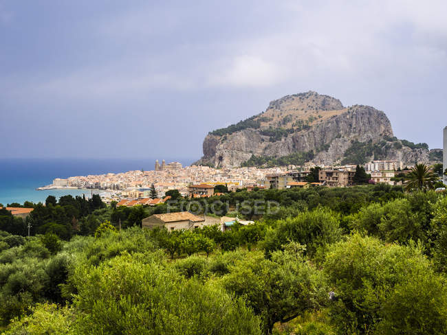 Italia, Sicilia, Cefalù, veduta di Cefalù durante il giorno — Foto stock