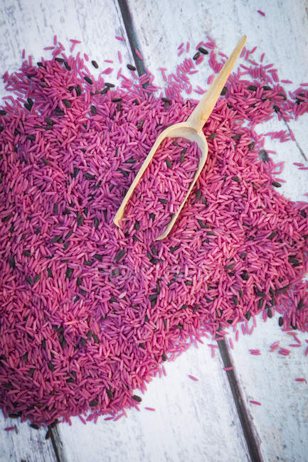 Riz basmati bio rose et petite pelle — Photo de stock