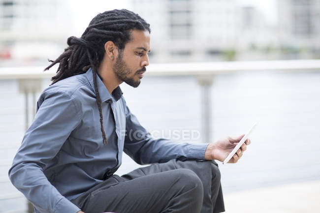 Geschäftsmann macht Pause, checkt E-Mails — Stockfoto