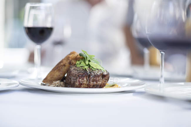 Bistecca e vino rosso in tavola nel ristorante — Foto stock