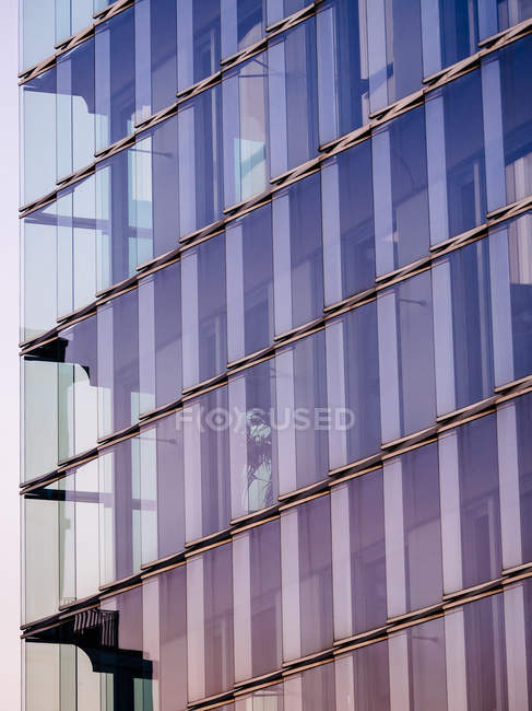 Vista exterior dos detalhes modernos do edifício de escritórios à luz do dia, Hafencity, Hamburgo, Alemanha — Fotografia de Stock