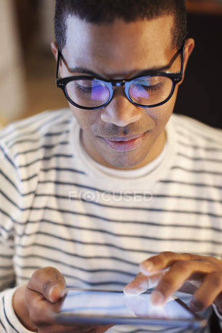 Hombre usando mini tableta - foto de stock