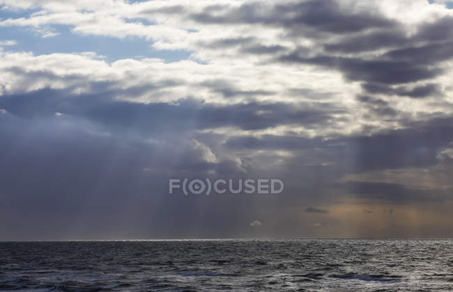 Germania, Meclemburgo-Pomerania occidentale, Fischland-Darss-Zingst, Mar Baltico e nubi sull'acqua — Foto stock