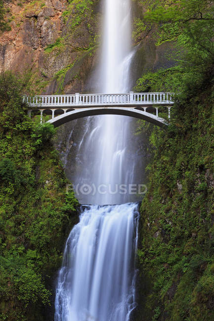 États-Unis, Oregon, comté de Multnomah, gorge du fleuve Columbia, pont au-dessus des chutes Multnomah — Photo de stock