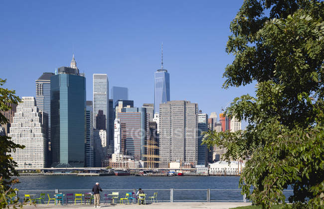 США, Нью-Йорк, нижній Манхеттен хмарочос та Іст-Рівер, видно з Brooklyn Bridge Park — стокове фото