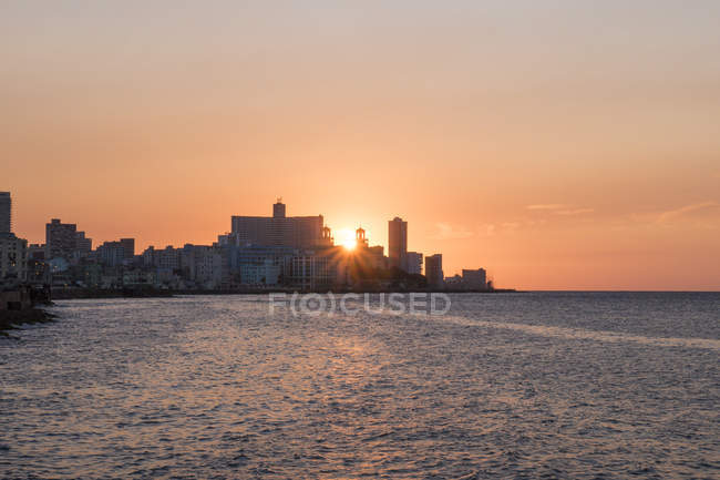 Куба, Гавана, закат за Hotel Nacional de Cuba — стоковое фото